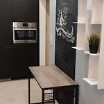 Be My Guest- Fontany Luxury Metro Wi-fi Free Parking Zone Apartment